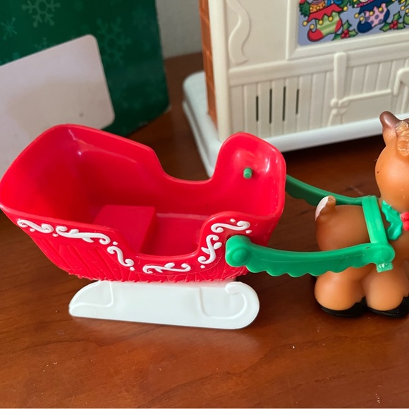 Fisher-Price Little People Santa's Holiday Adventure Playset - Picture 9 of 13